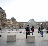 Primele declarații ale lui Emanuel Macron după ce opt bijuterii de patrimoniu au fost furate în doar 4 minute, de la Luvru. Cum au acționat hoții